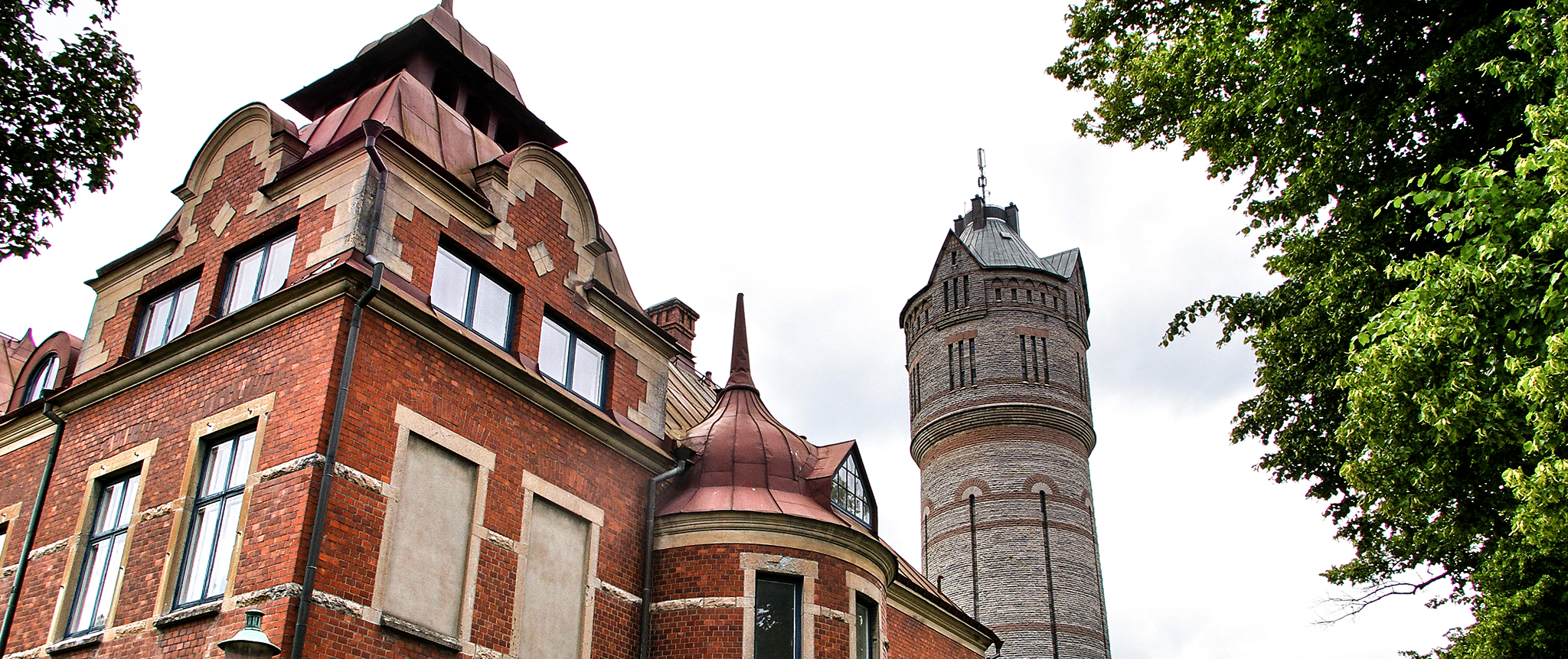 Bild på byggnad samt gamla vattentornet i Lidköping.